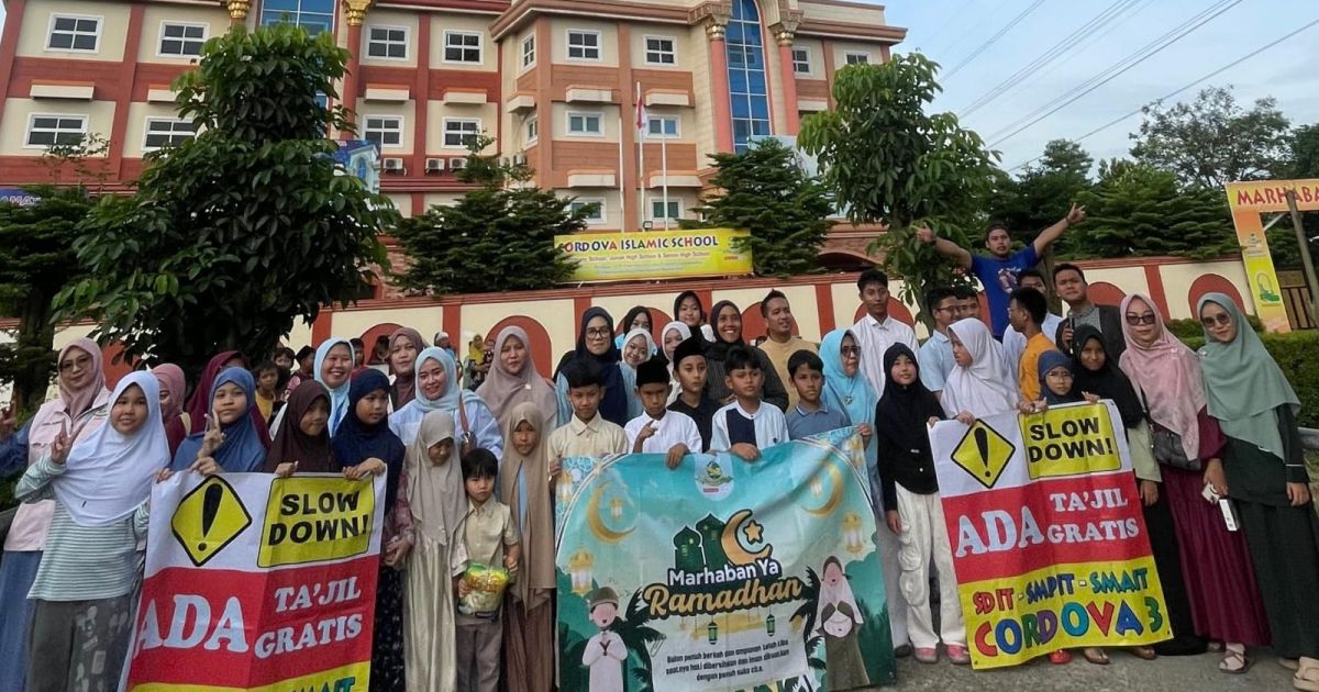 Siswa-Siswi SIT Cordova 3 Pasarkemis Bagikan Takjil ke Pengendara Jalan Raya Cadas Kukun