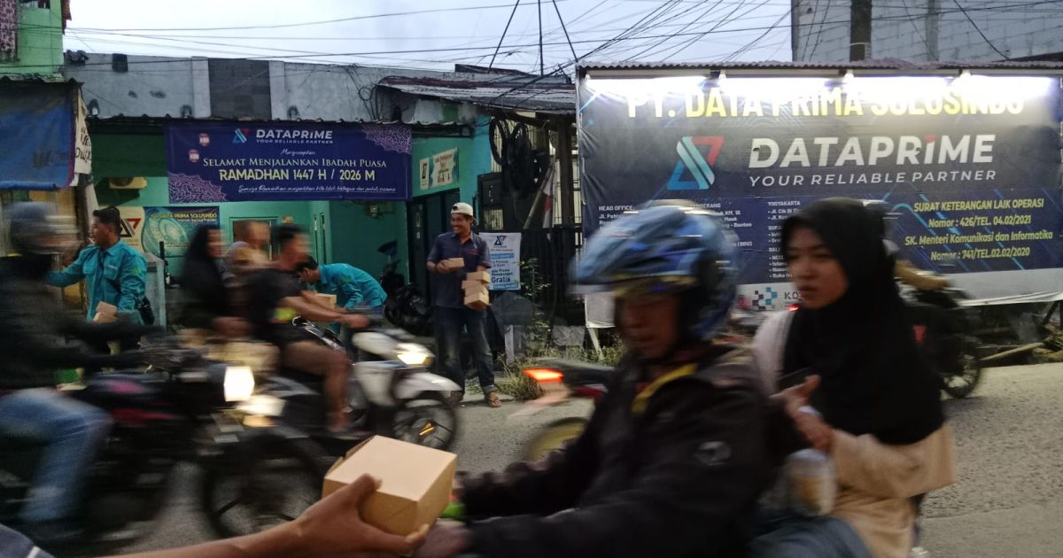 PT Data Prima Bagikan Takjil Untuk Pengguna Jalan Di Bulan Ramadhan Dengan Rasa Mencintai Jelang Buka Puasa