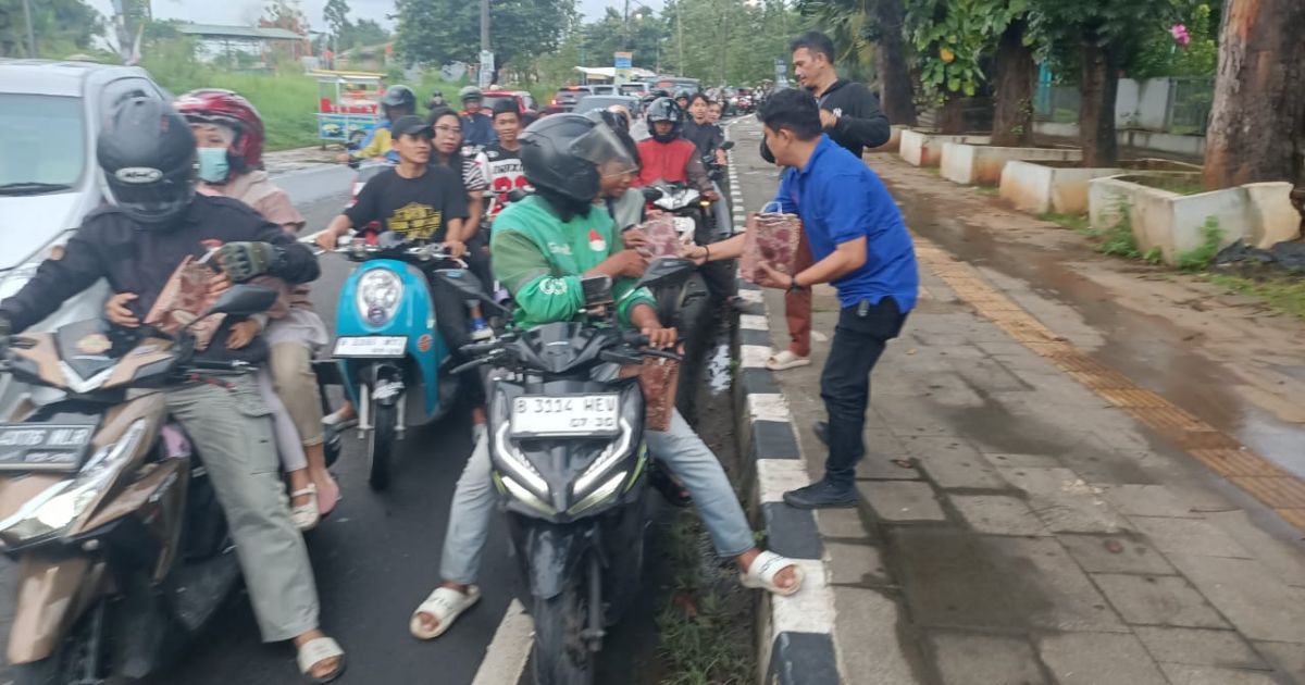 Minggu Ketiga, SMSI Tangsel Bagikan Seratus Paket Takjil Untuk Ojol dan Pengguna Jalan Depan Balaikota Tangsel