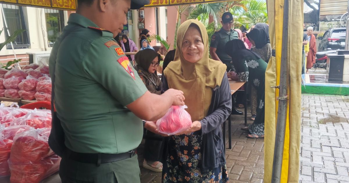 Bantu Warga Hadapi Lonjakan Harga Telur, Babinsa Koramil 02/Batuceper Gelar Bazar Murah