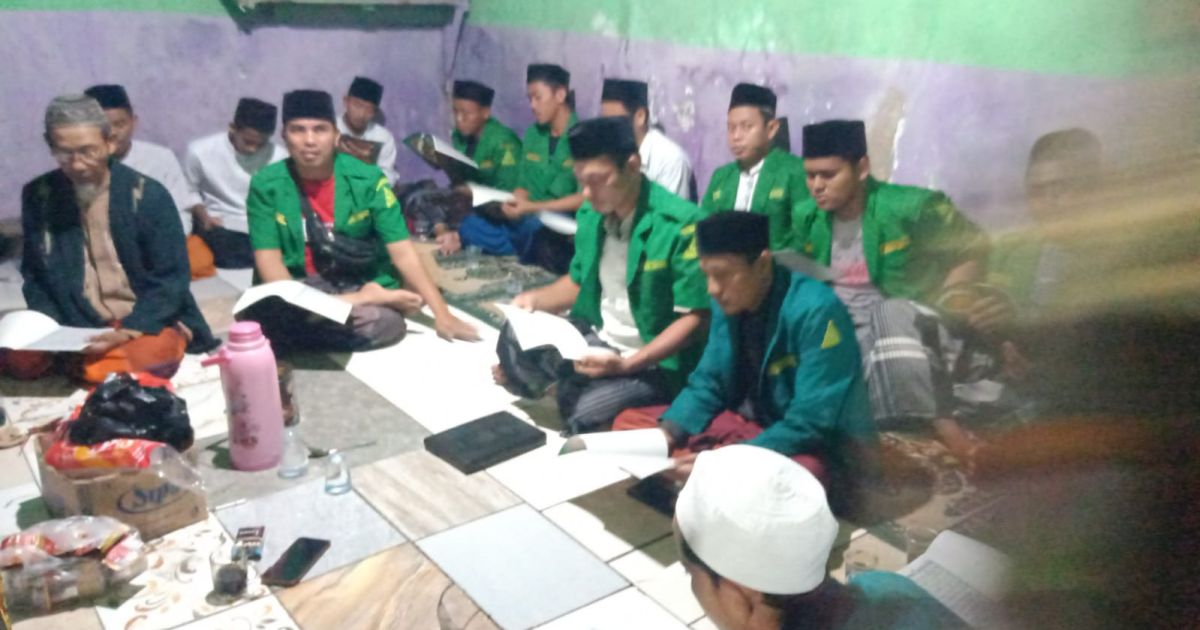 GP Ansor Banser Rajeg dan Warga khataman Qur\'an 30 Juz dalam peringatan malam Nuzulul Qur\'an