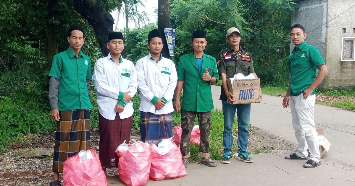 Keluarga Besar NU Berbagi Takjil di Ranting Desa Daon.