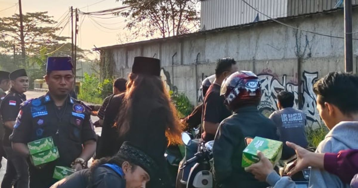 Sinergi BPPKB (DPRT) Cukang Galih kecamatan Curug Tebar Kebaikan Berbagi Takjil