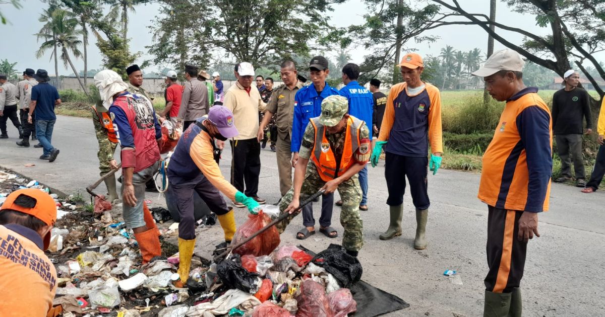 Pemerintah Kecamatan Rajeg Laksanakan Korvei Rutin Jaga Kebersihan Kantor dan Lingkungan.