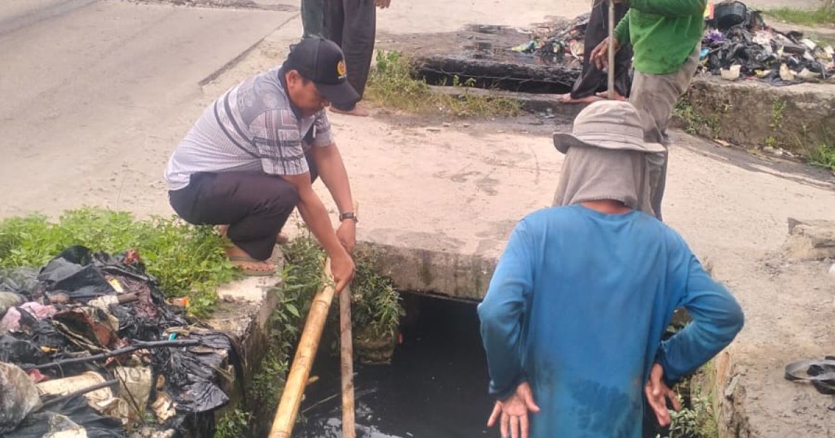 Kepala Desa Sukasari Mukhlis Gotong Royong Membersihkan Saluran Air