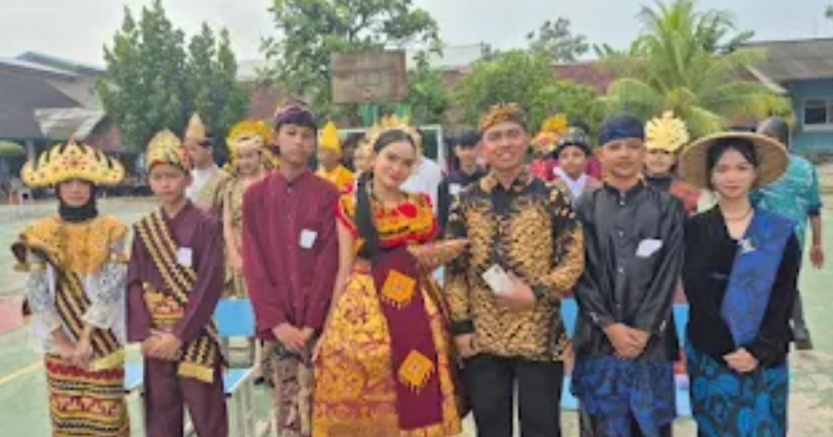 SMPN 1 Rajeg Gelar Fashion Show Pakaian Adat Di Rangkaian Hari Kartini