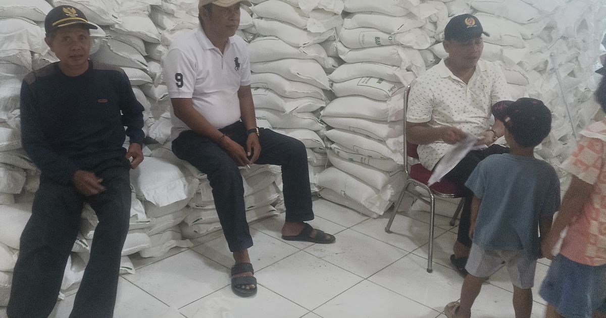 Kepala Desa Sukasari Ikut Membantu Membagikan Bantuan Kepada 1891 KPM