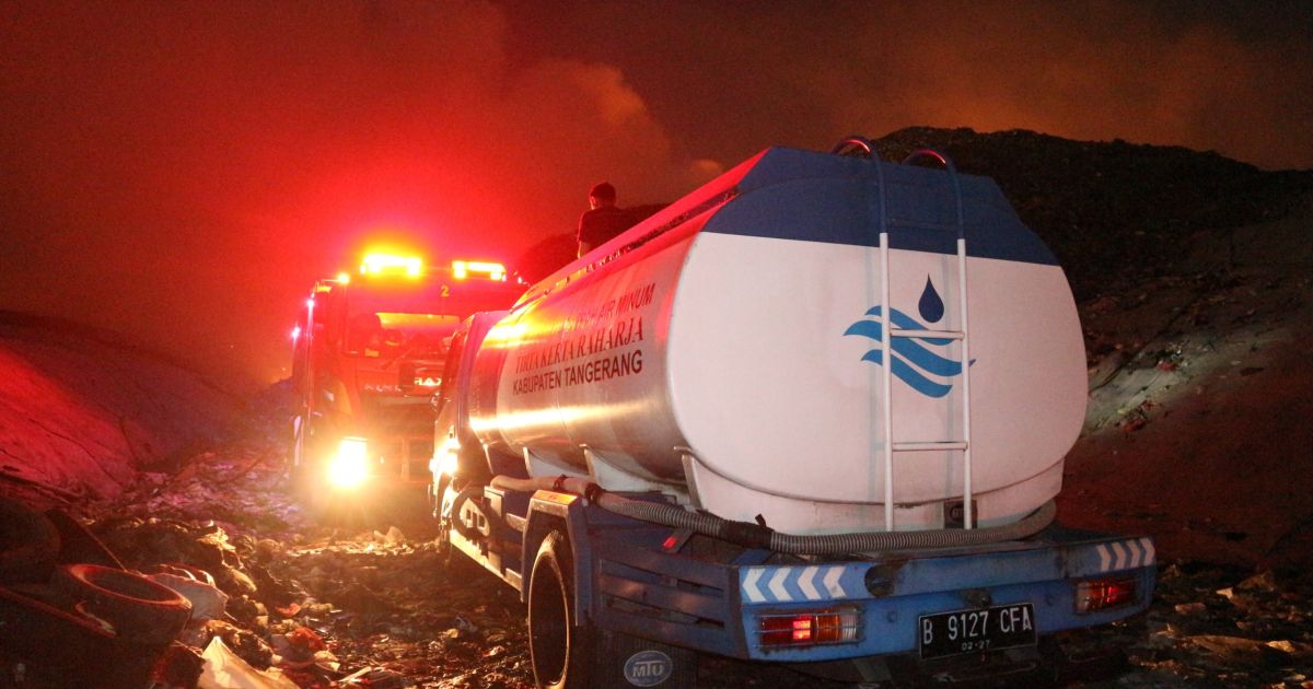 Dukung Penanganan Darurat, PERUMDAM TKR Bantu Suplai Air untuk Pemadaman TPA Jatiwaringin