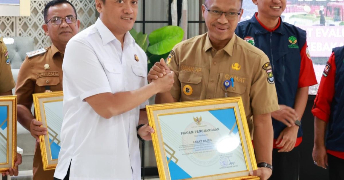 Camat Rajeg Oman Apriaman Terima Penghargaan dari Bupati Tangerang atas Partisipasi dan Kerja Sama dalam Pemadaman Api di TPA Jatiwaringin