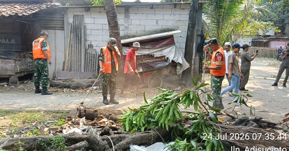 Koramil 02/Batuceper Bersama Warga Bersihkan Tumpukan Sampah di Jurumudi