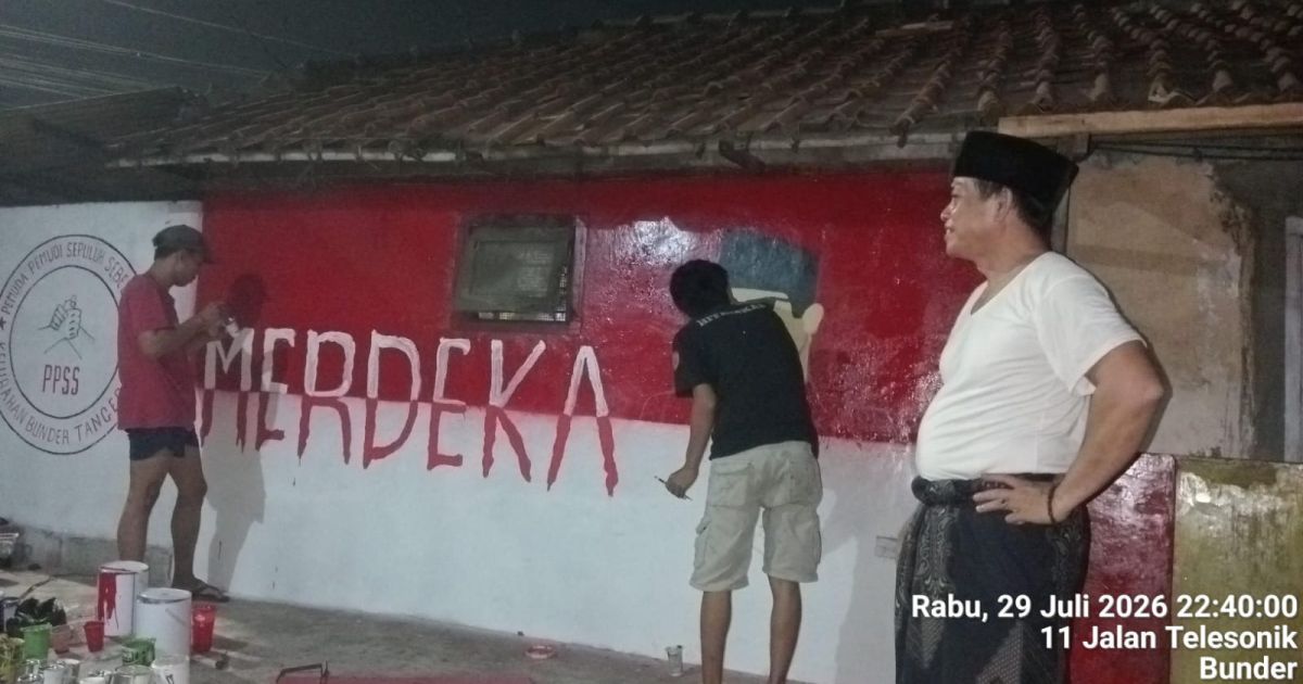 HUT RI Ke-81, PPSS Kelurahan Bunder Cikupa Lukis Bung Karno Di Gapura RT 010 RW 03