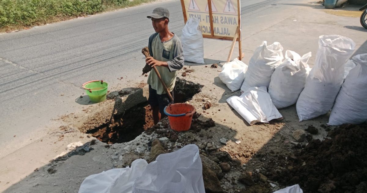 Pemasangan Pipa PDAM Di Jalan Desa Sukasari Kecamatan Rajeg Tanpa Penerapan K3