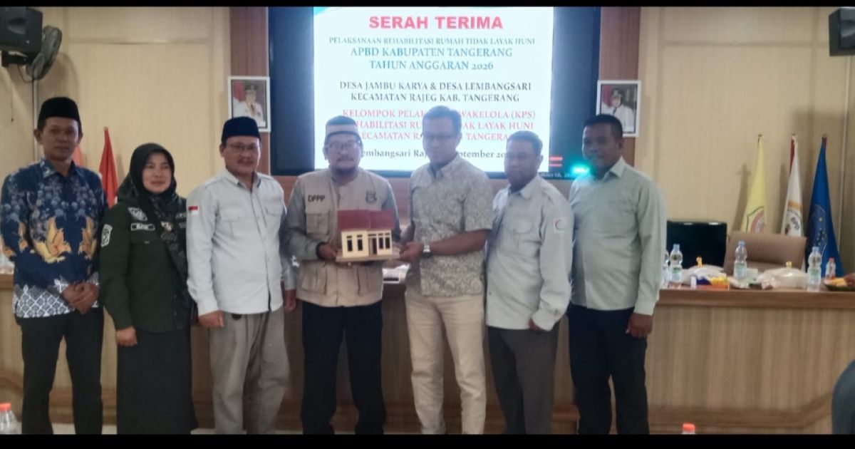 33 Warga Desa Lembang Sari dan Desa Jambu Karya Kecamatan Rajeg Menerima Bantuan Rumah Tidak Layak Huni