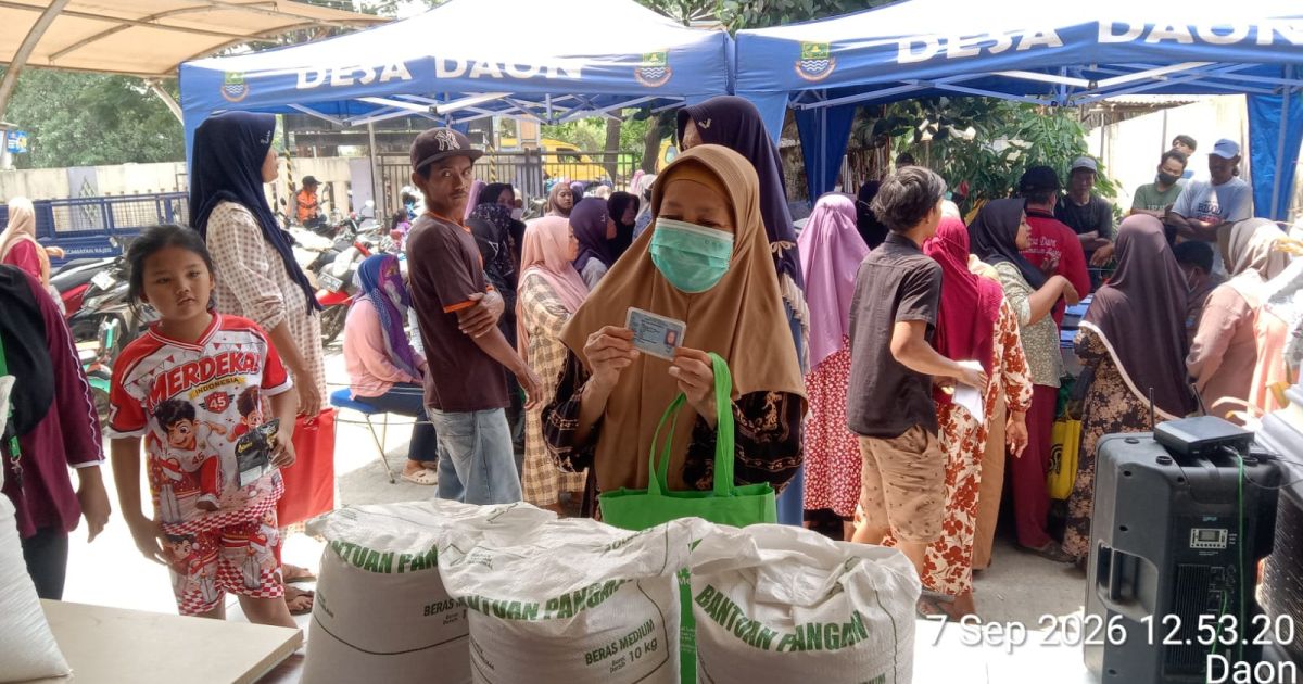 2.332 Penerima Bantuan di Desa Daon Kecamatan Rajeg dari Bulog Berjalan Lancar